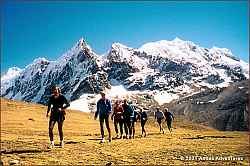 Runners leaving the Jampa camp in Ausangate